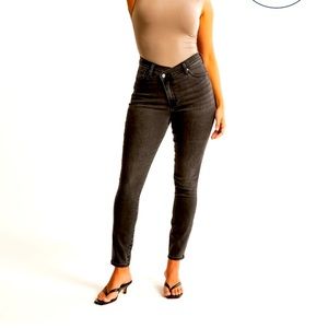 Abercrombie and Fitch ultra high rise 90’s slim straight jean 28 tall long